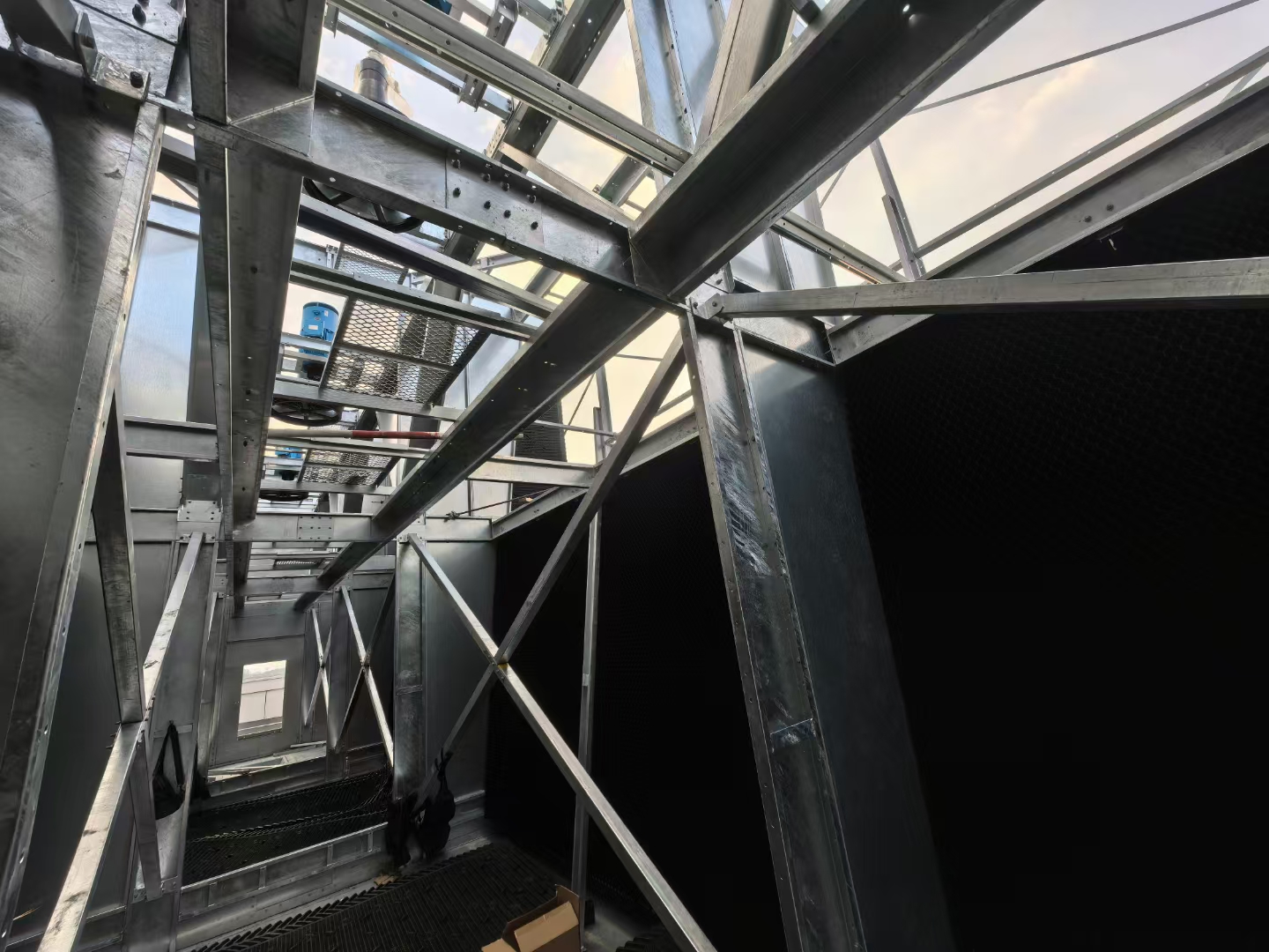 <strong>冷却塔结垢以后如何处理：从化学清洗到物理除垢的全维度解决方案与预防策</strong>