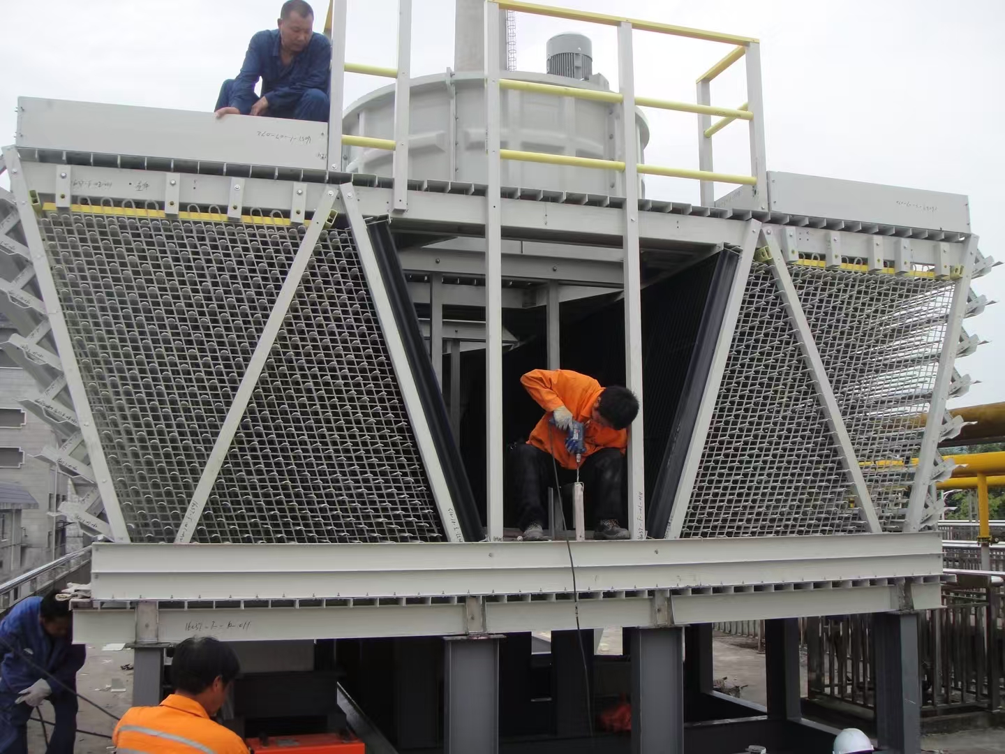 从现场到再生厂:深度解析冷却塔废填料破碎后外运处理的合规流程与成本控制