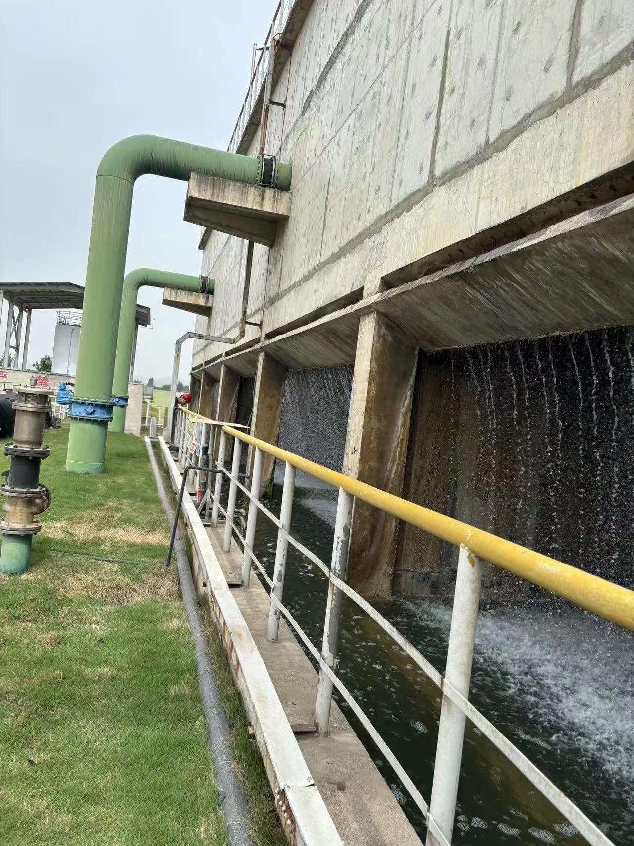 工业横流冷却塔填料安装细节全流程深度解析：从定位放线到压紧固定的每一个步骤都不能错