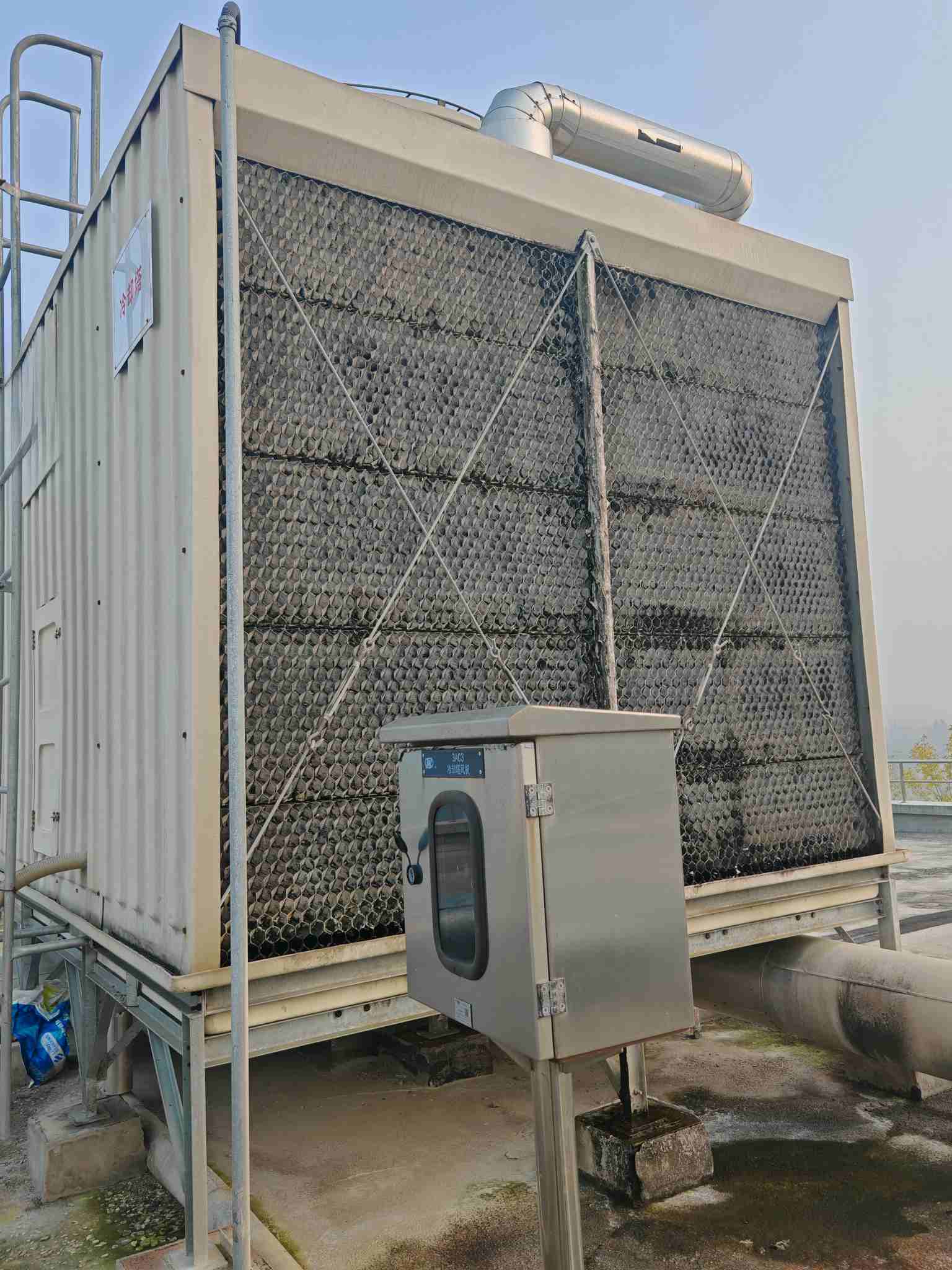 冷却塔维修点滴填料为何“越修越不冷”：从悬浮物工况的选型误判到热熔粘接与压降验收的工艺断点，一份写给工业设备负责人的深度避坑手册