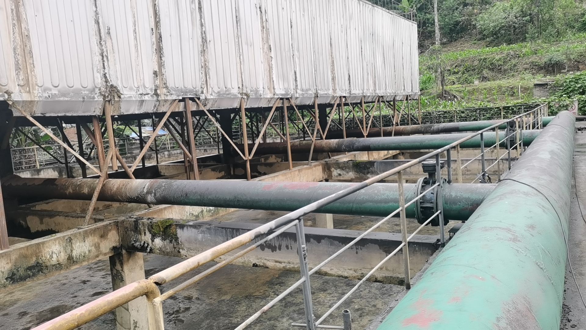 工业热交换效率保卫战:深度解析冷却塔填料堵塞了应该怎么处理的科学清洗、流体力学重构与全生命周期预防策略